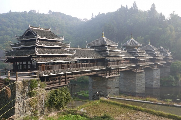 Мост является самым большим в своем роде в провинции Гуйчжоу, где проживает самая большая в Китае община донг.
