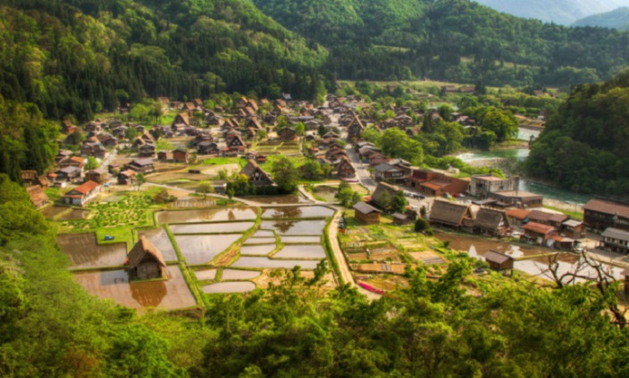 Село в Японии, расположенное на севере префектуры Гифу.