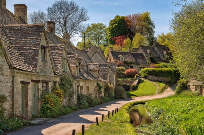 Деревня расположена на юго-западной стороне Великобритании и является самой английской, самой старой и самой живописной деревней данного региона.