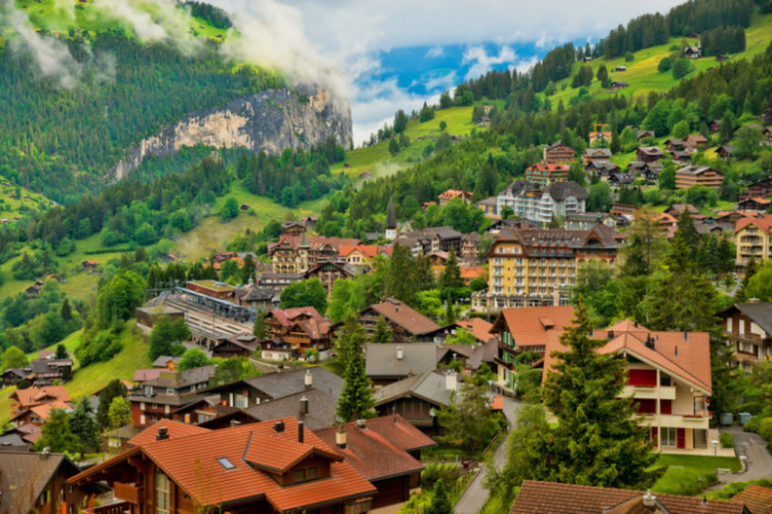 Одна из самых знаменитых и наиболее живописных горнолыжных станций Швейцарии.