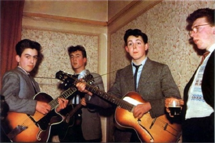 На фото: Харрисону 14 лет, Леннону — 16, Маккартни — 15.