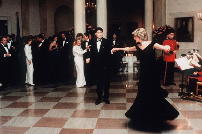 Принцесса Диана и Джон Траволта танцуют в Белом доме, 1985 год.