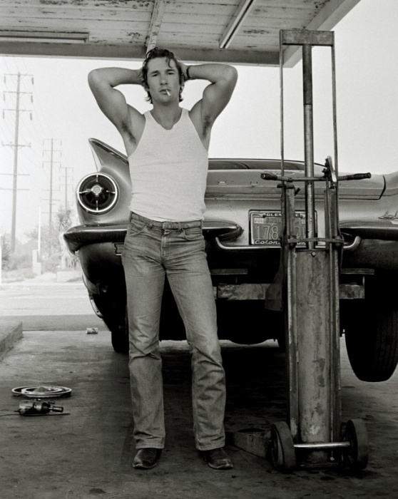 Портрет своего близкого друга и никому неизвестного тогда актера Ричарда, сделал фотограф Херб Ритц. В Калифорнии у их автомобиля прокололось колесо и они заехали в придорожный сервис, чтобы его поменять, 1978 год.