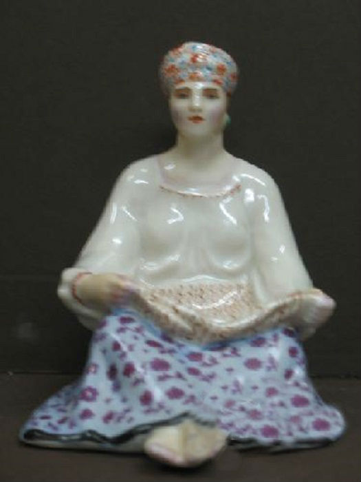 Фарфоровая статуэтка под названием «Крестьянка», используется как пепельница. Автор Данько Наталья.
