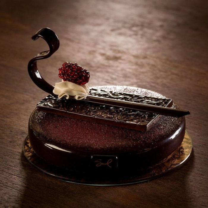 Мастерски выполненные из стекла шикарные французские десерты в стиле начала XX века.