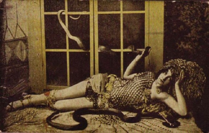 Женщина в окружении змей. 