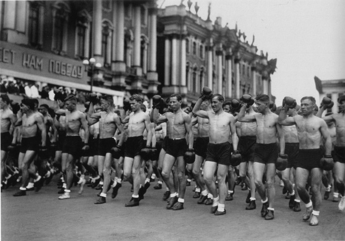 Парад физкультурников на Дворцовой площади в Ленинграде, 1933 год.