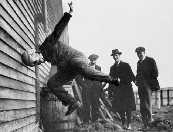 Мужчина тестирует прототип футбольного шлема. 1912 год.