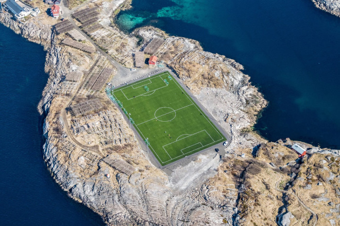 Футбольный стадион в Норвегии на Лофотенских островах. Фотограф Stas Bartnikas.