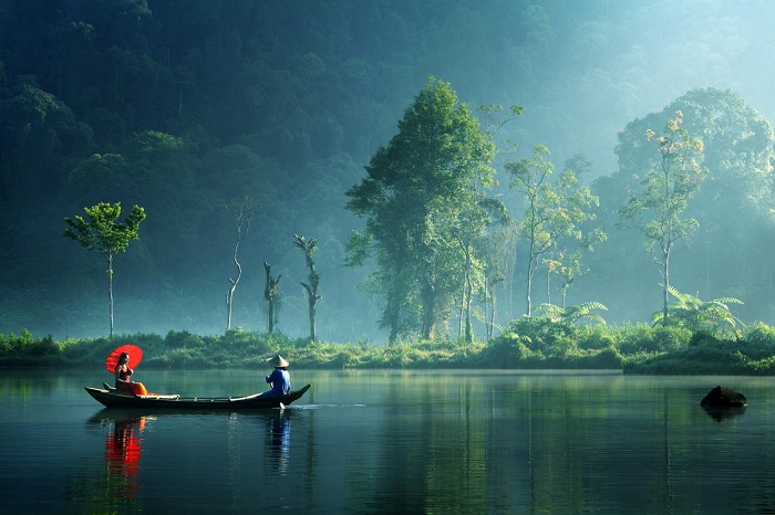 Одно из живописных озер на острове Ява в Индонезии.