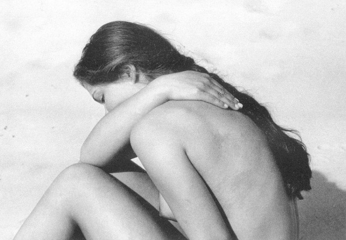 Скромная, тихая и нежная женская красота, представленная в фотоальбоме Римантаса Дихавичюса, показывает, насколько чистыми и прекрасными могут быть снимки в жанре «ню».