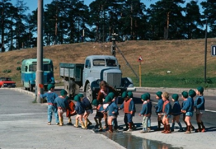 Маленький флажок в руке детсадовца останавливает движение на эстонской дороге, 1966 год.