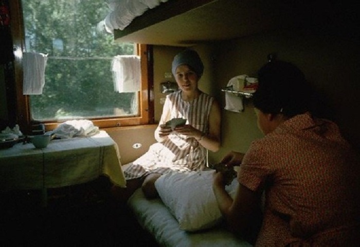 Женщины играют в карты в поезде, Транссибирская магистраль, 1966 год.
