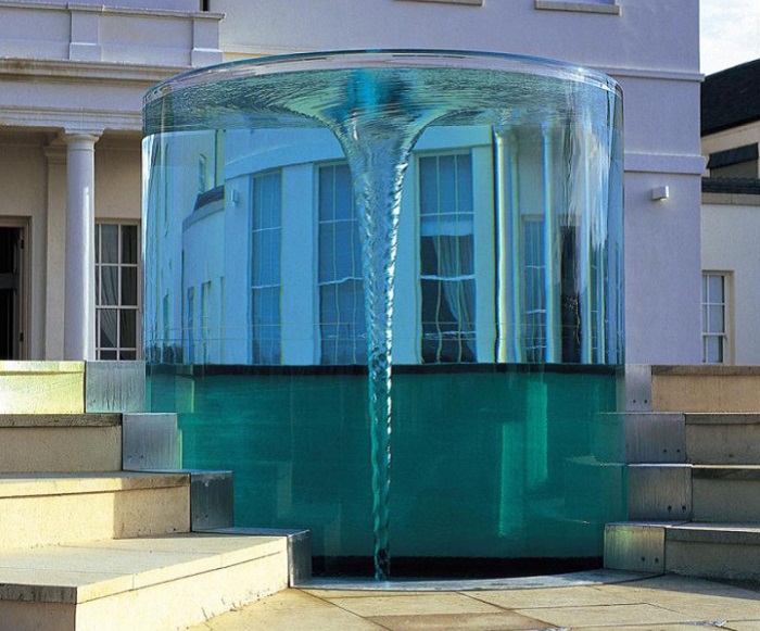 В Великобритании установлен необычный фонтан, который представляет собой водоворот в прозрачном цилиндре.