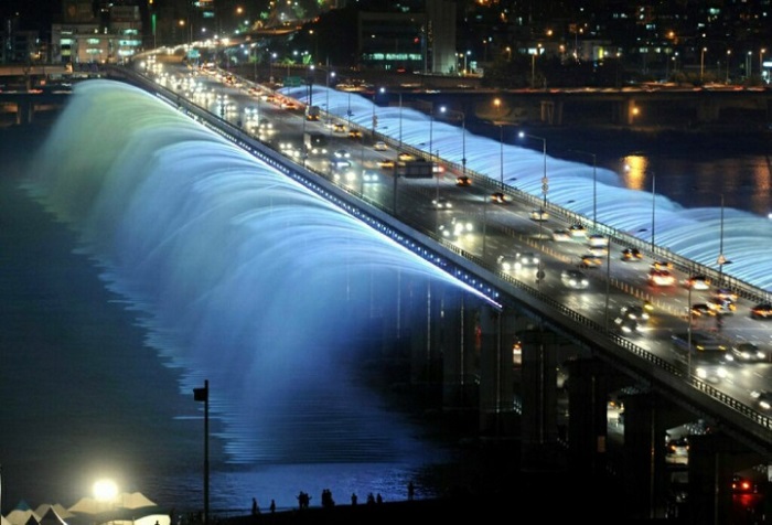 Уникальное гидротехническое сооружение, в котором совмещены функции мостового перехода и фонтана.