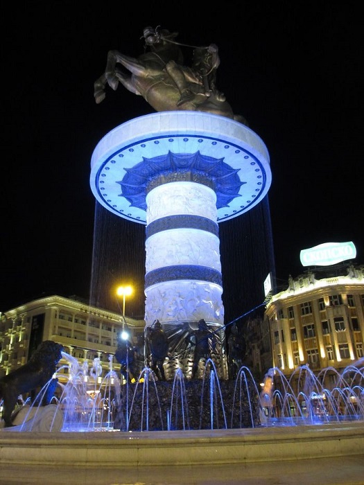 Конный памятник Александру Македонскому у подножия которого расположено 8 скульптур, изображающих 8 солдат из македонской фаланги, окружен фонтаном с четырьмя бронзовыми львами.