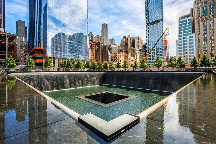 Памятник под названием Ground Zero являет собой два каскадных фонтана, самых больших из когда-либо существовавших.