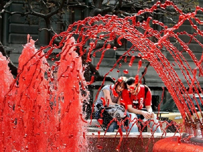 Вода в фонтане один раз в год, в день смерти Святого Давида Валлийского (покровителя Уэльса), 1 марта, становится красного цвета.