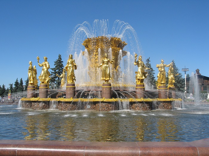 Самый красивый и запоминающийся фонтан Москвы - Дружбы Народов, украшенный статуями девушек в национальных нарядах бывших стран СССР.