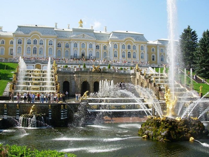 Огромное количество различных декоративных элементов и 64 фонтана большого каскада делает это место одним из самых красивых во всей России.