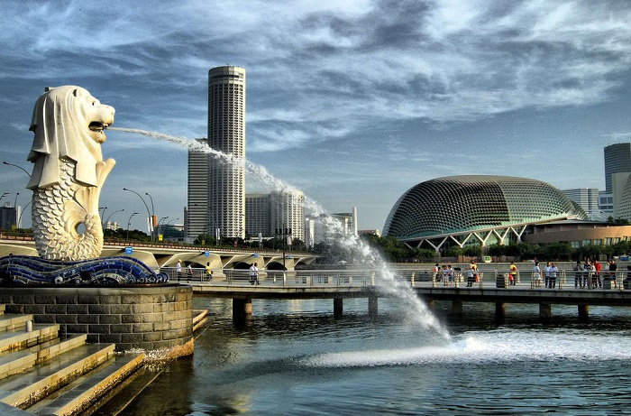Сингапурский Мерлион изготовлен из бетона на стальном каркасе, из его пасти бьёт фонтан, извергаясь в гавань.