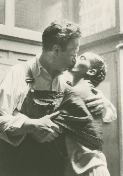 Фрида Кало и Диего Ривера целуются перед объективом Люсьены Блох.