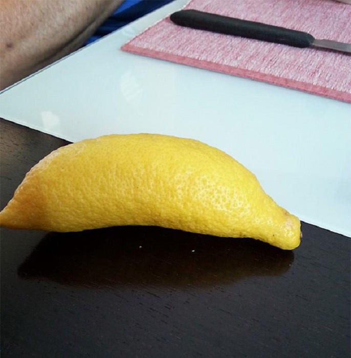 Лимончик в форме банана.