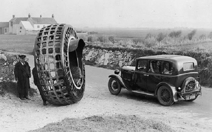 В 1932 году господин Тонтон и его сын изобрели электрическое колесо, которое способно было развивать скорость до 30 миль в час.