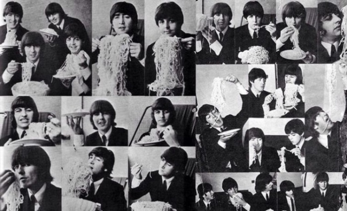 The Beatles едят спагетти во время пребывания в Италии, 1965 год.