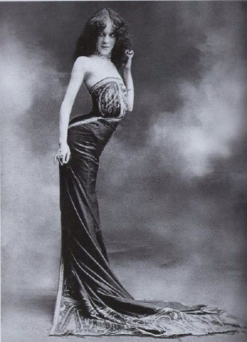 Создательница корсета-змеи, 1900 год.
