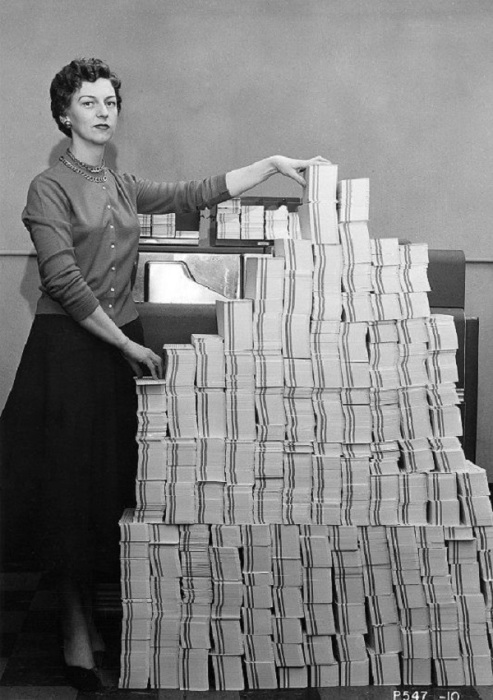 5 мегабайт данных в 62 500 перфокартах, 1955 год.