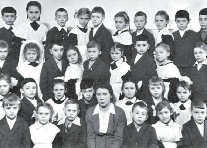Владимир Путин (третий слева в нижнем ряду).