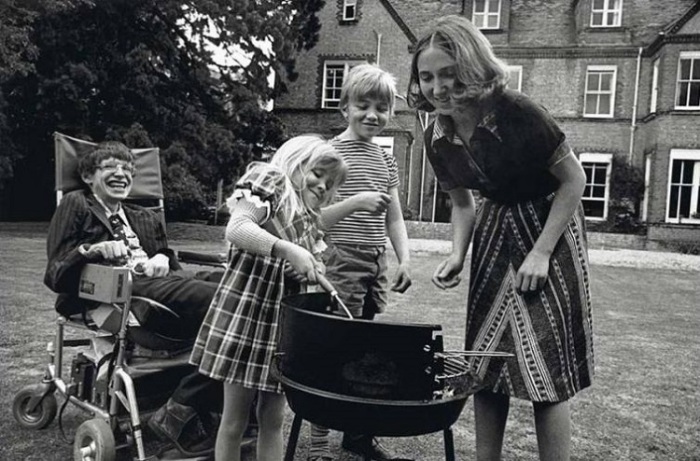 Стивен Хокинг с первой женой Джейн Уайлд и их детьми Робертом и Люси жарят барбекю, 1977 год.