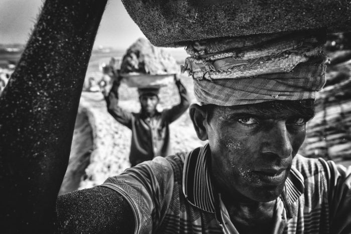 Приз зрительских симпатий в категории «Люди» получил снимок «Переносчик песка» фотографа Танвира Хасана Рохана (Tanveer Hassan Rohan).