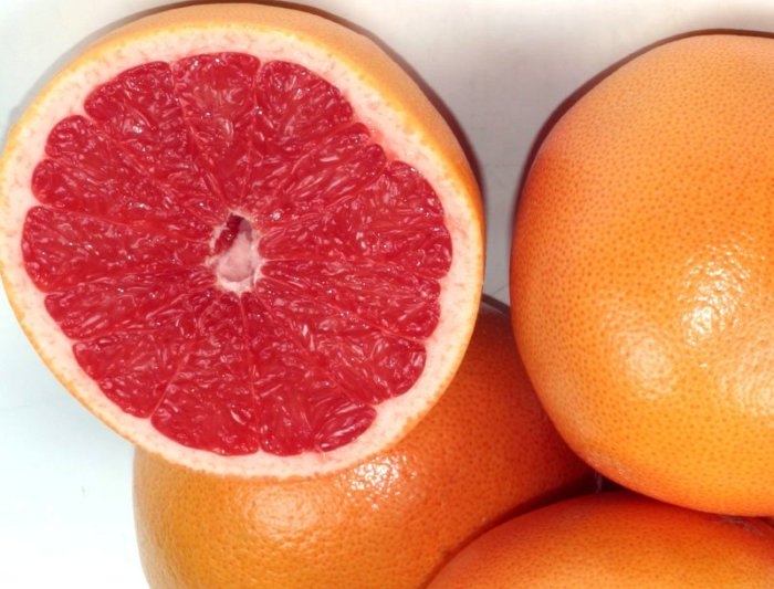 Внешне плоды грейпфрута схожи с плодами апельсина, но их мякоть кислее и с привкусом горечи.
