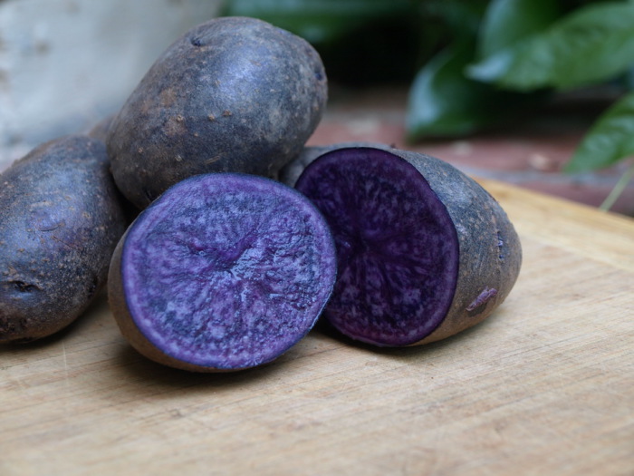 Разновидность сладкого картофеля, имеющая светло фиолетовую кожуру и темно фиолетовую мякоть.