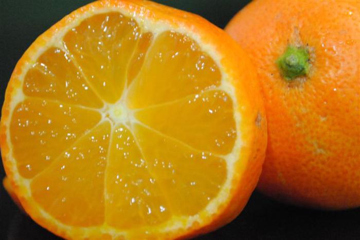 Цитрусовый фрукт с очень кислым вкусом и оранжевой кожурой и мякотью.