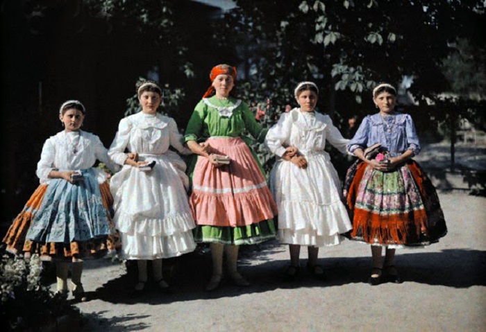 Девушки в традиционных венгерских костюмах.