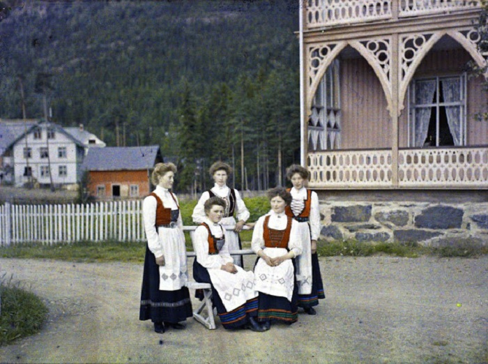 Группа норвежских женщин в национальном убранстве.