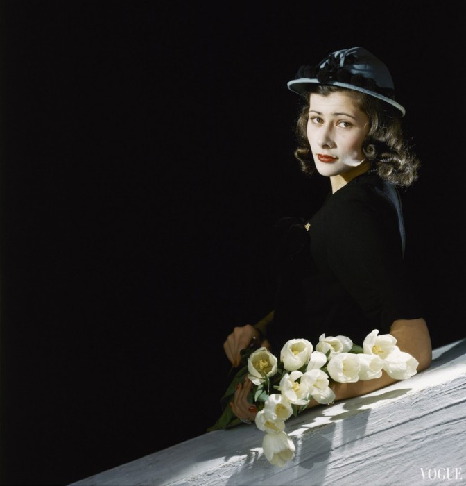 Гламурная девушка из мартовского выпуска журнала Vogue, 1942 года.