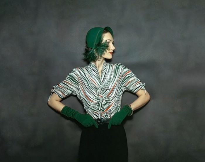 Модель в шерстяной юбке подпоясанной ремнем из змеиной кожи, шелковой полосатой блузе, шляпке и перчатках из тонкой шерсти в журнале Vogue 1944 года.