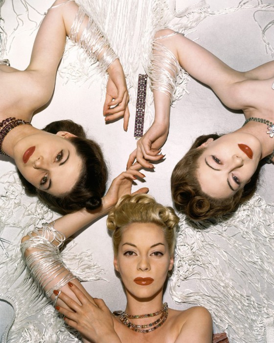 Модели Беттины Болегард, Хелен Беннет и Мюриэль Максвелл для ноябрьского выпуска журнала Vogue 1939 года.