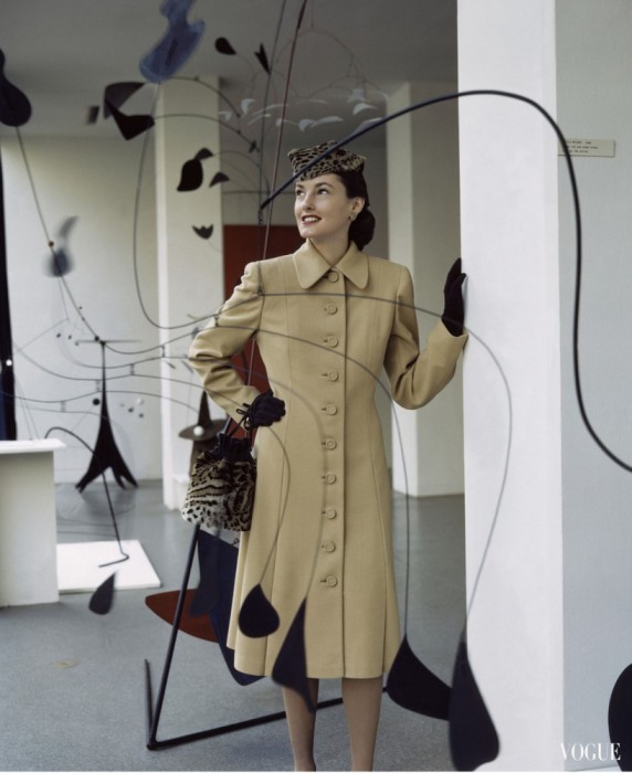 Шикарный образ девушки в шерстяном пальто и в окружении мобилей Алексанра Колдера в журнале Vogue 1944 года.