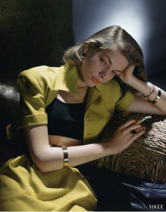Актриса в укороченном костюме с топиком от Би. Эйч. Урэгги в журнале Vogue 1945 года.