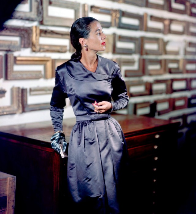Модель в вечернем платье с серебристым отливом от Паулины Трижер, которые вернулись на рынок только после окончания войны, 1947 год.