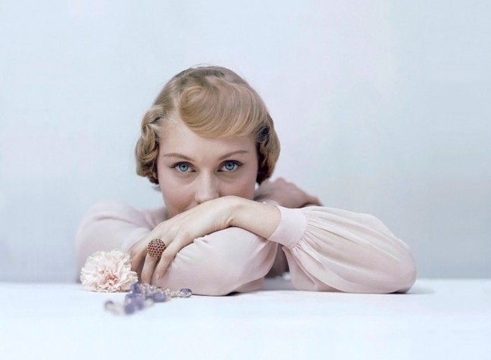 Актриса в нежно-розовой блузе от Дорин Лайберт, 1948 год.