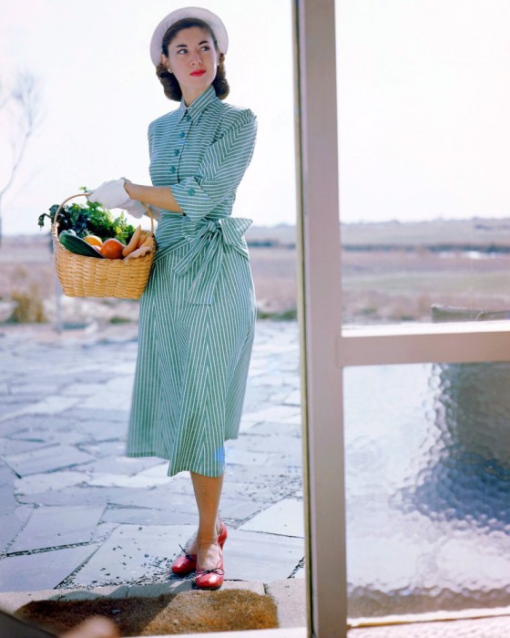 Платье от Джозет Уокер и шляпка от Сэлли Виктор, 1949 год.