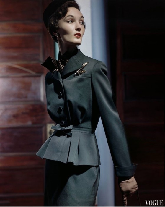 Известная модель в костюме от Свансдаун, 1949 год.