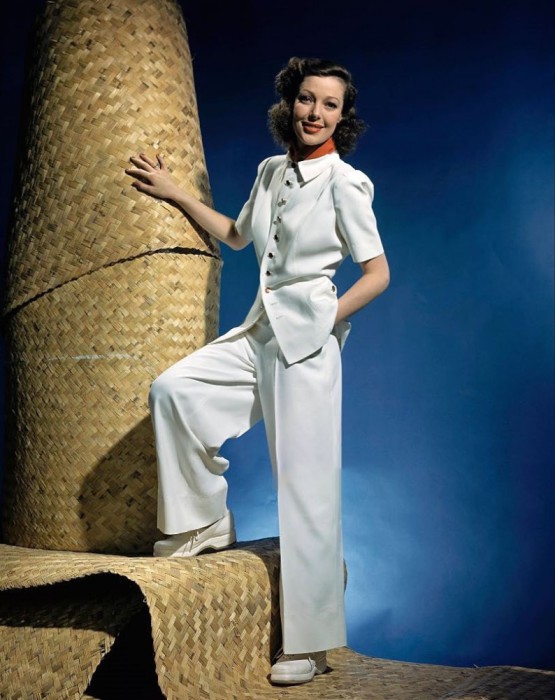 Актриса в белом брючном костюме, февральский номер Vogue 1941 года.