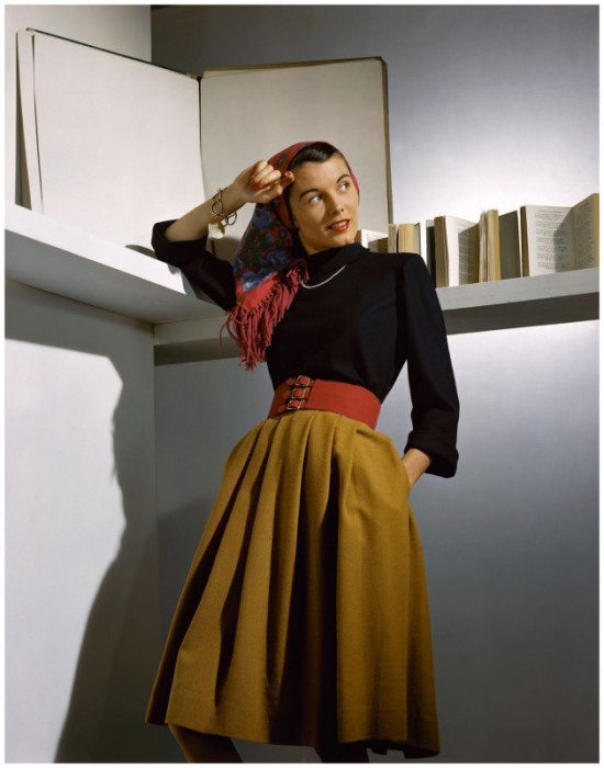 Модель в юбке-колоколе с широким поясом – очень популярный фасон юбок 1940-х годов.